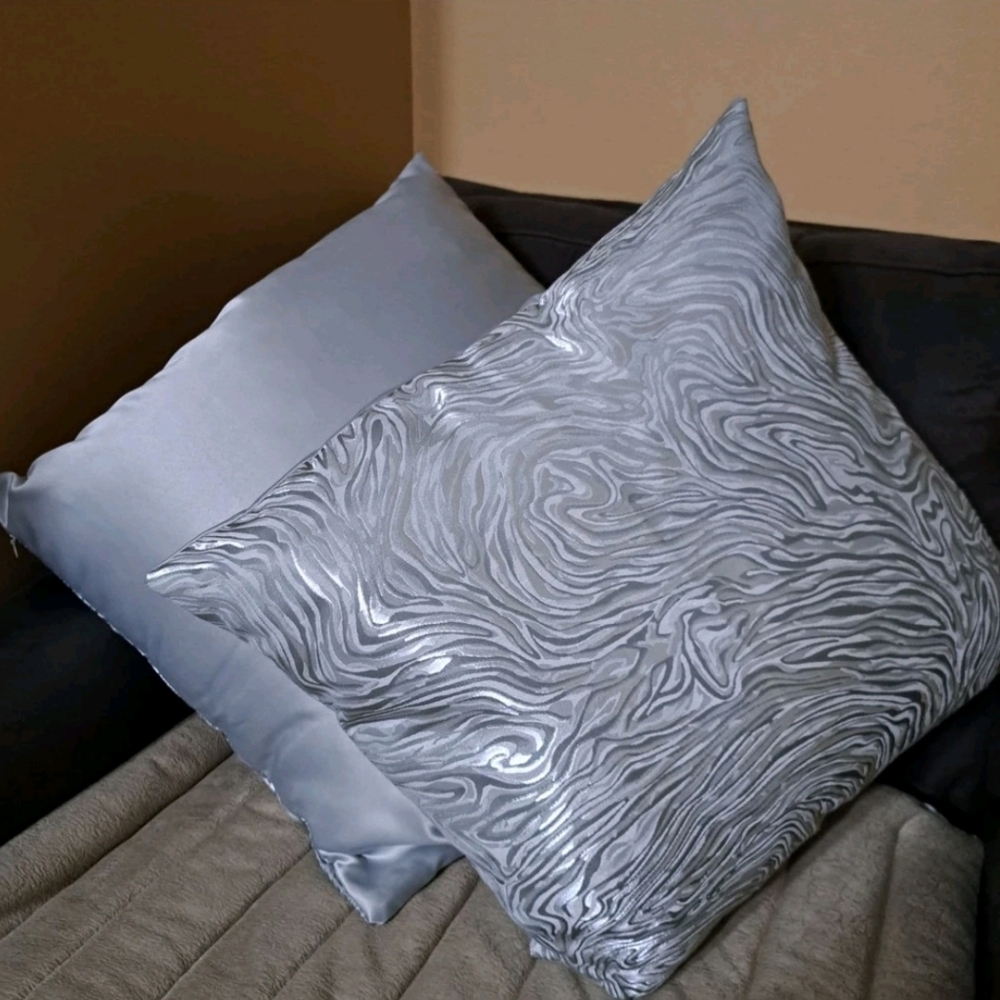 Silver pillow case waves design